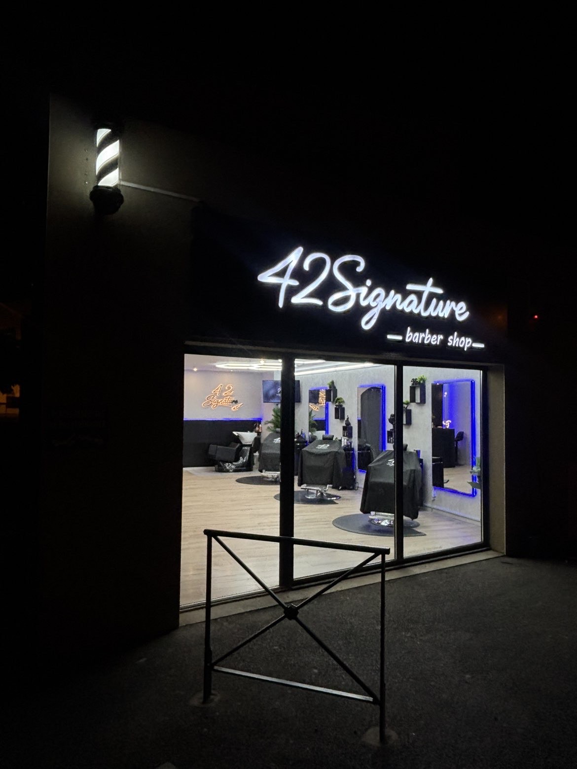 La devanture en soirée